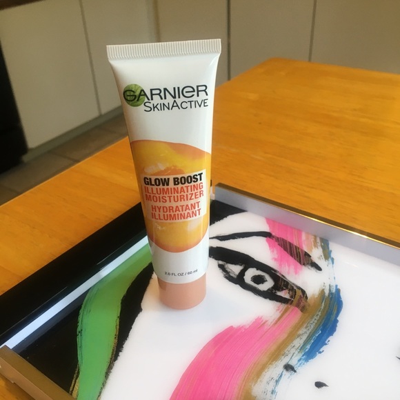 Garner Glow Boost Illuminating Moisturizer - Picture 1 of 3